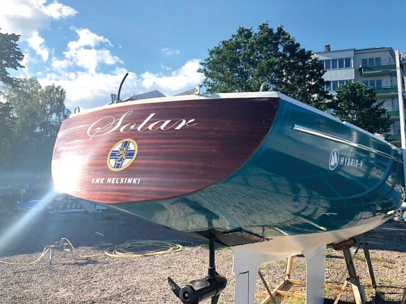 Electric solar powered h-boat artekno